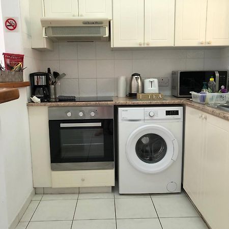 Stylish 1 Bedroom Apartment In Limnaria Gardens Пафос Екстериор снимка
