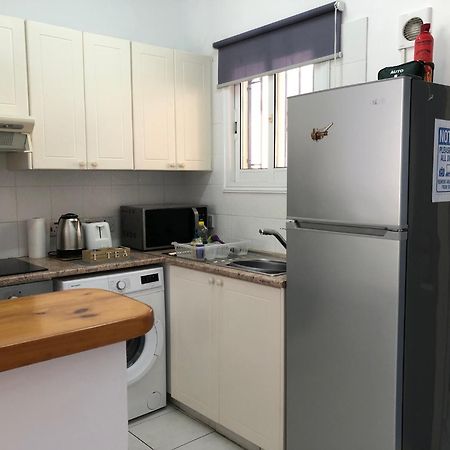 Stylish 1 Bedroom Apartment In Limnaria Gardens Пафос Екстериор снимка