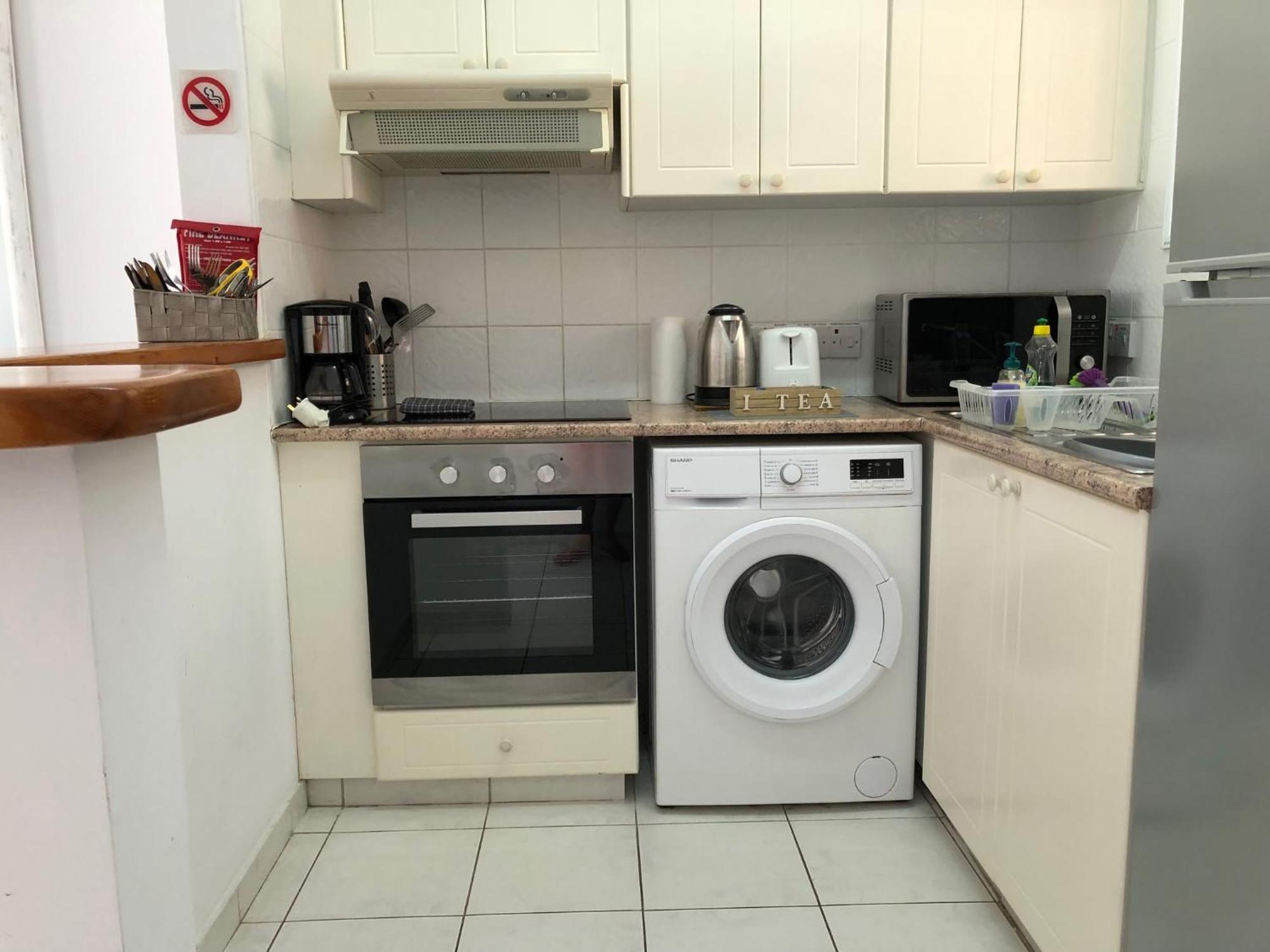 Stylish 1 Bedroom Apartment In Limnaria Gardens Пафос Екстериор снимка