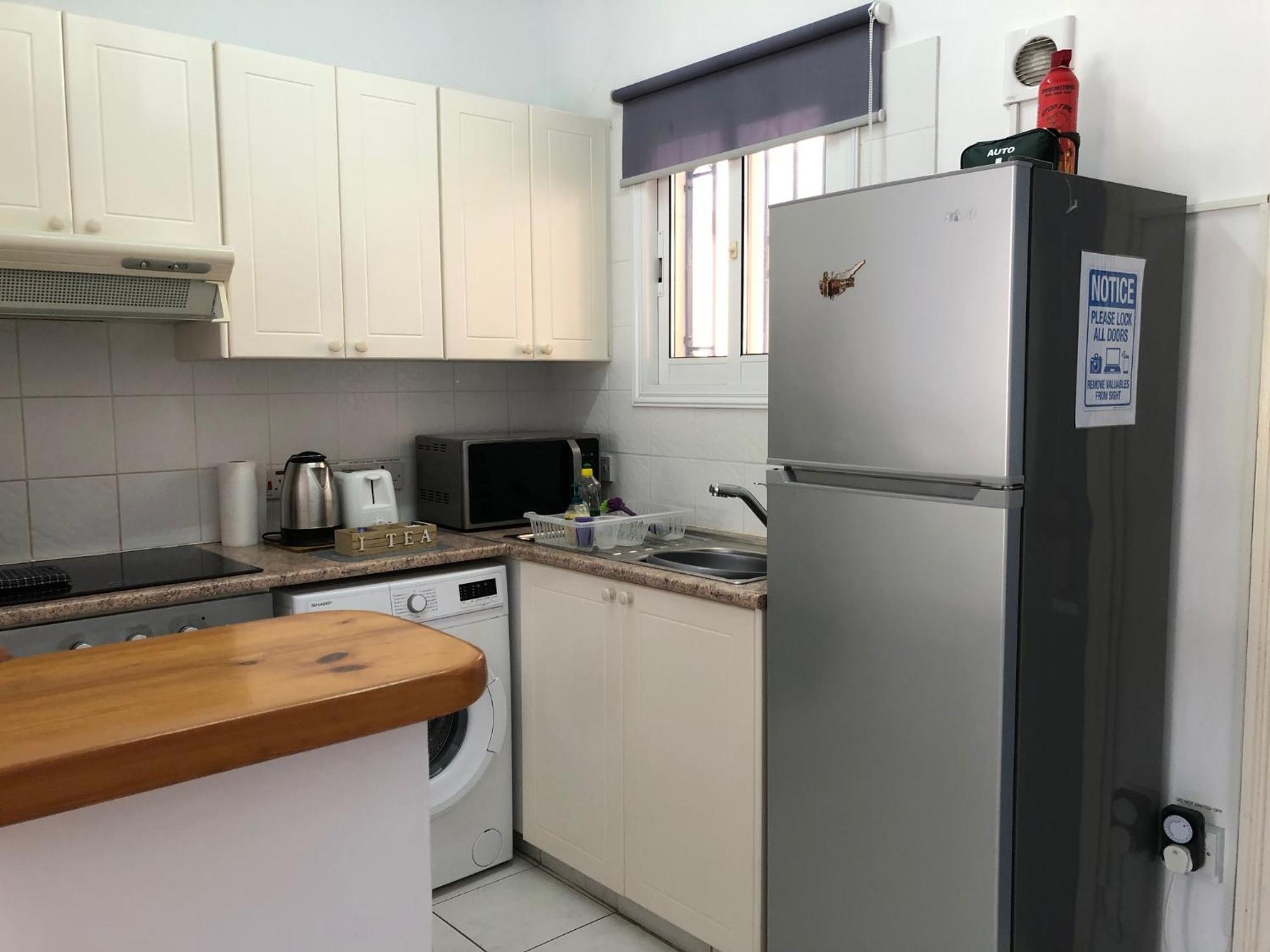 Stylish 1 Bedroom Apartment In Limnaria Gardens Пафос Екстериор снимка