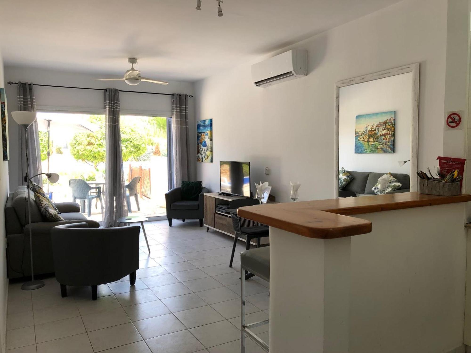 Stylish 1 Bedroom Apartment In Limnaria Gardens Пафос Екстериор снимка