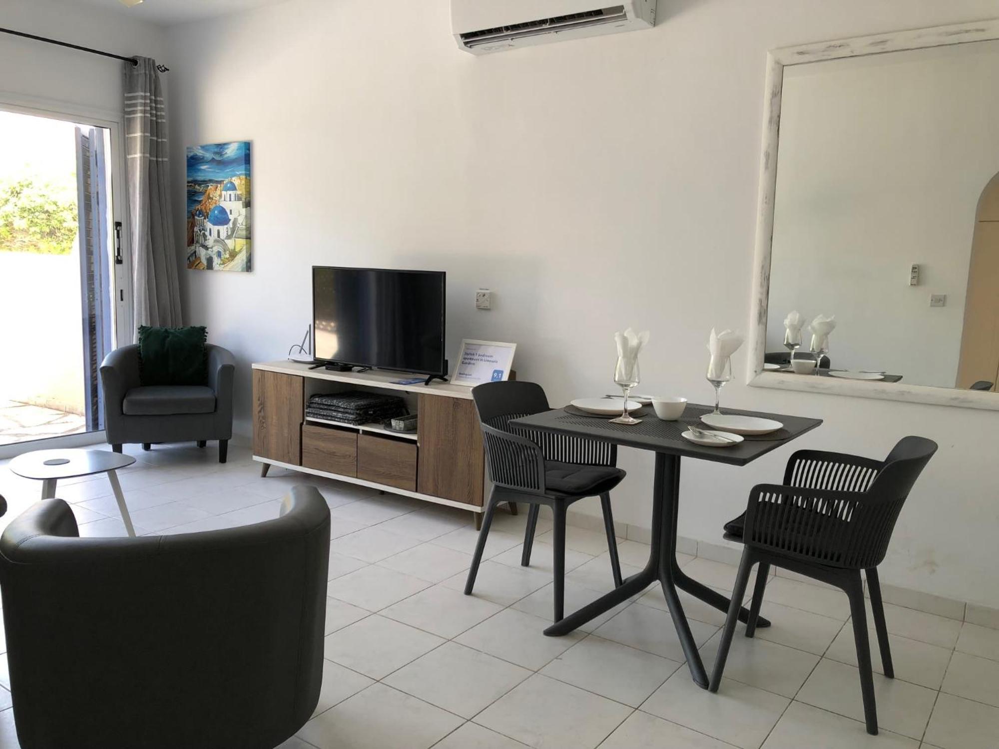 Stylish 1 Bedroom Apartment In Limnaria Gardens Пафос Екстериор снимка