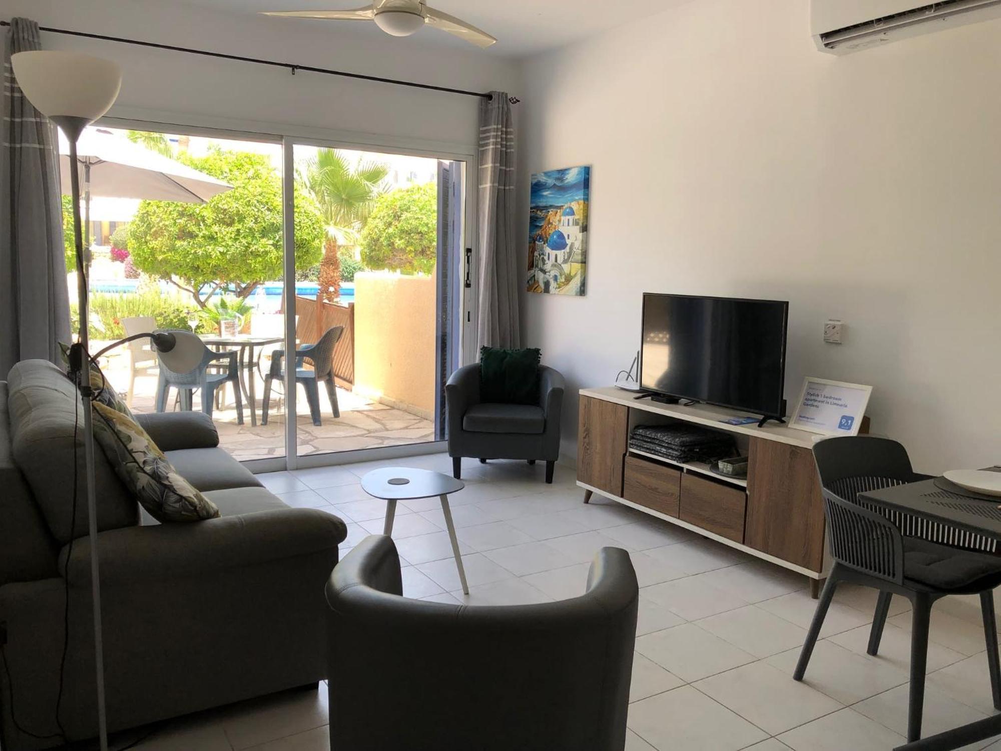 Stylish 1 Bedroom Apartment In Limnaria Gardens Пафос Екстериор снимка