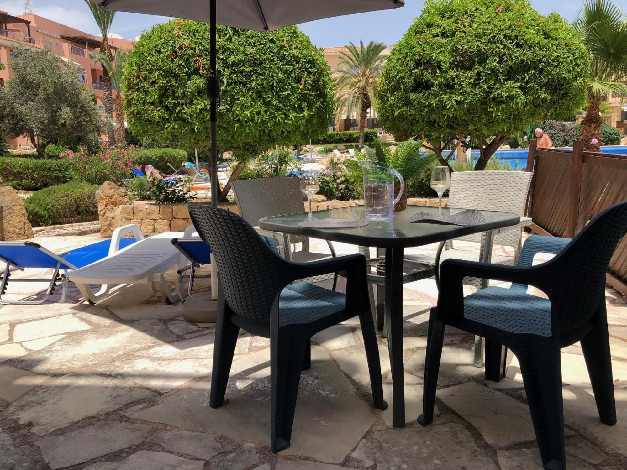 Stylish 1 Bedroom Apartment In Limnaria Gardens Пафос Екстериор снимка