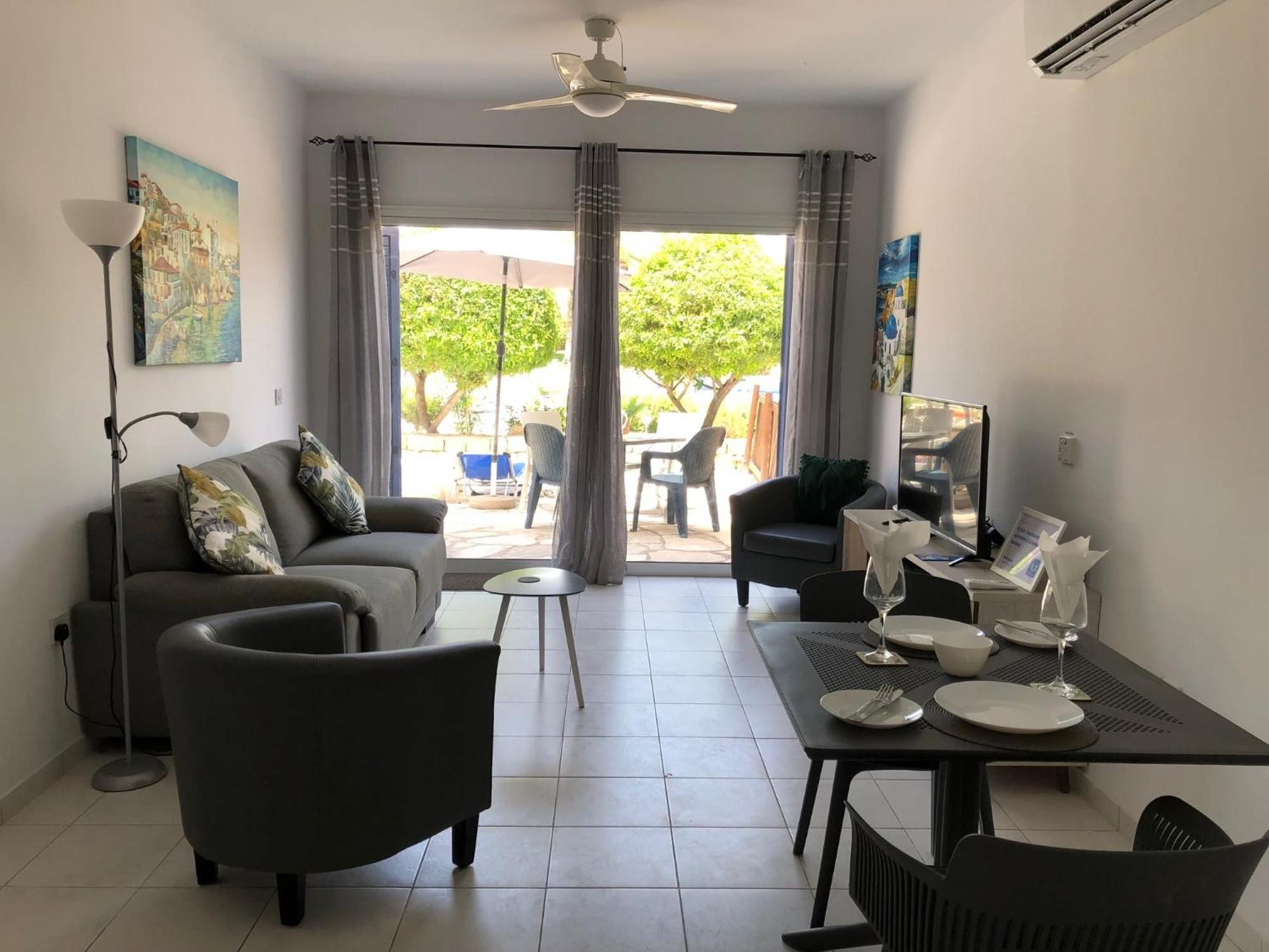 Stylish 1 Bedroom Apartment In Limnaria Gardens Пафос Екстериор снимка