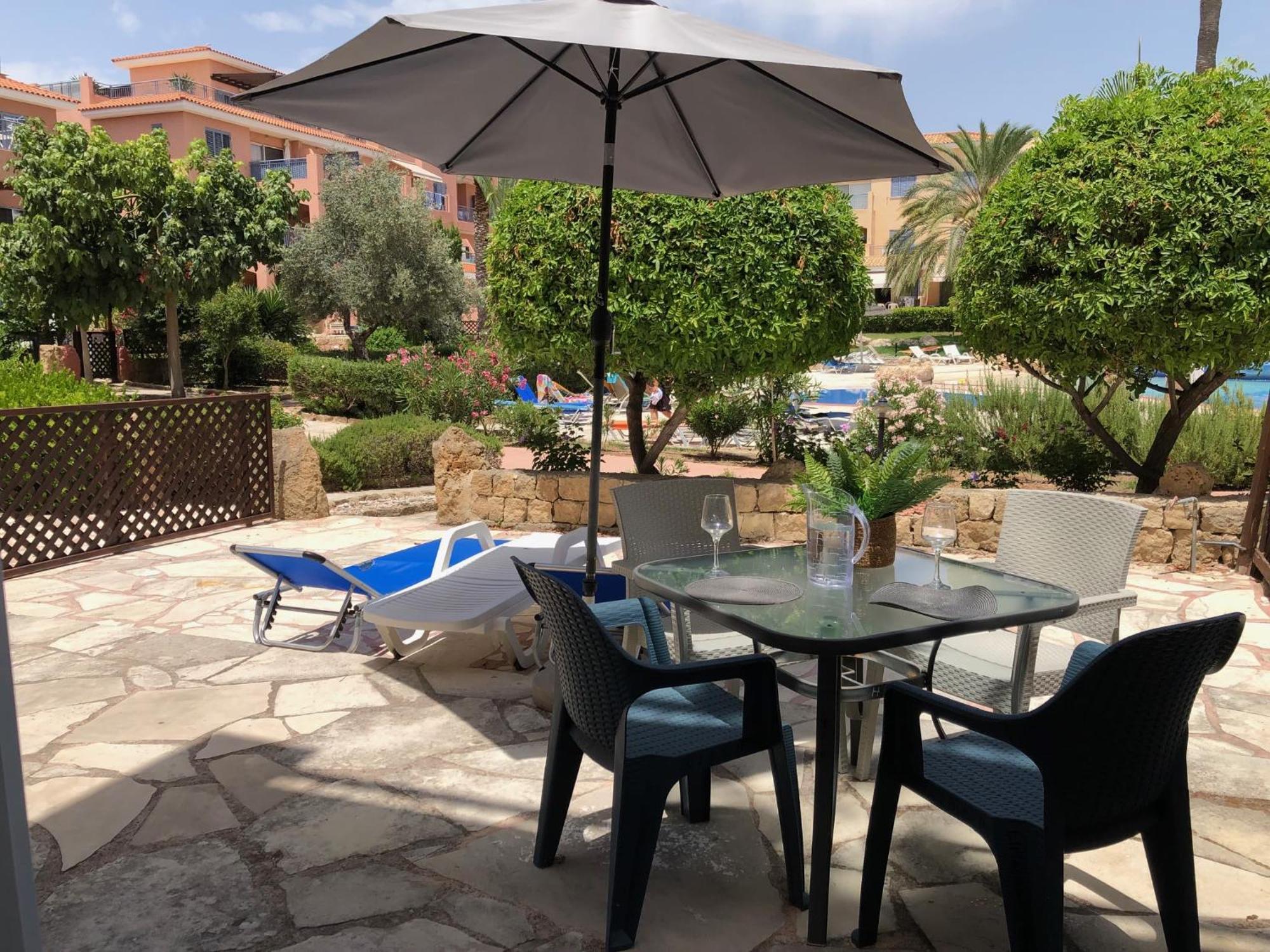 Stylish 1 Bedroom Apartment In Limnaria Gardens Пафос Екстериор снимка